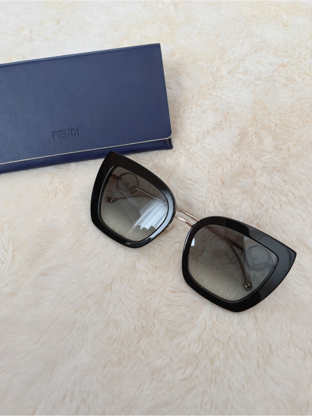 Fendi Black Oversized Cat-Eye Sunglasses with Gradient Lenses (ff 0424/f/s)